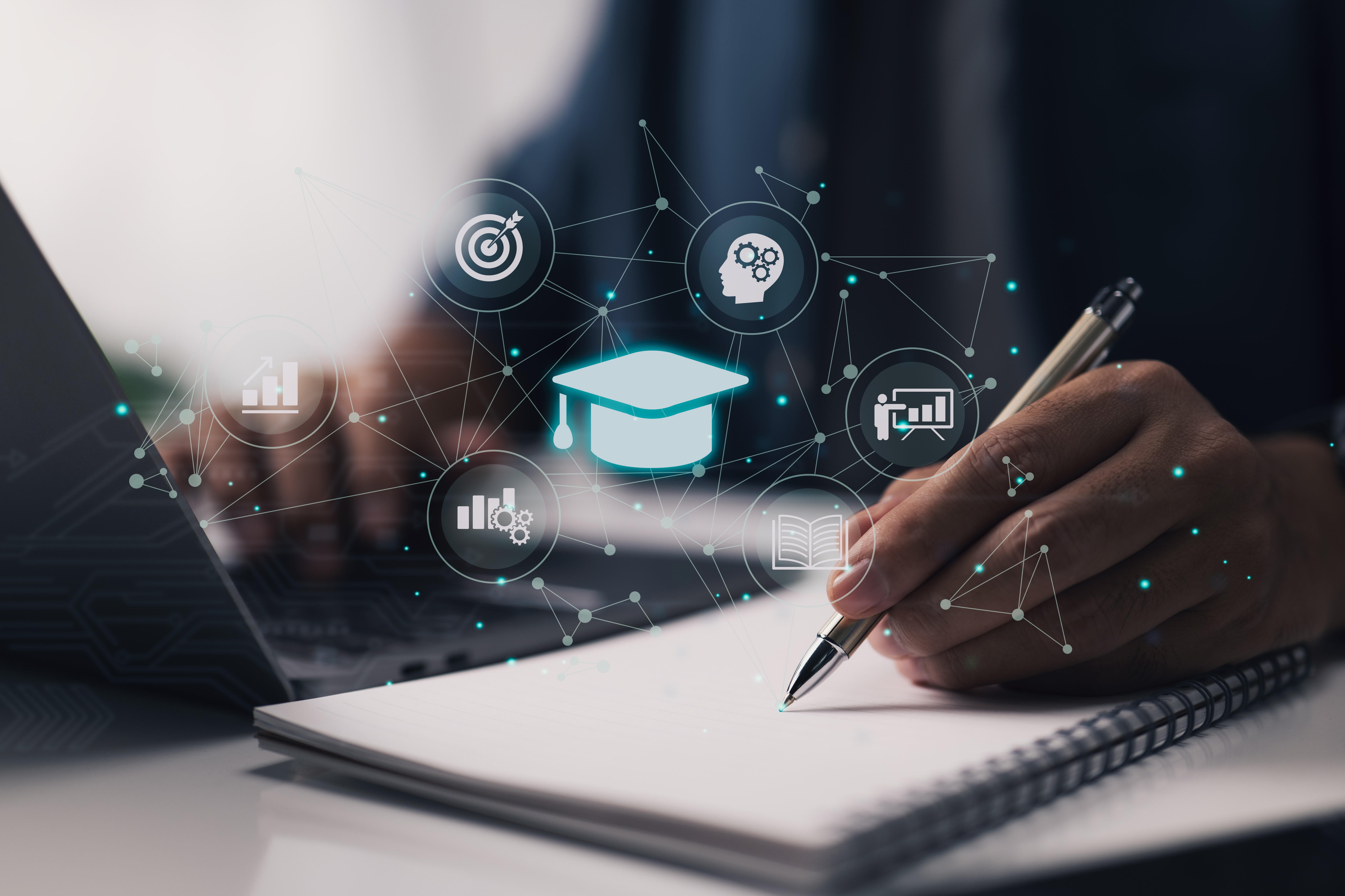 Digitales Cybersecurity-Training mit Laptop und Symbolen für E-Learning und Weiterbildung.